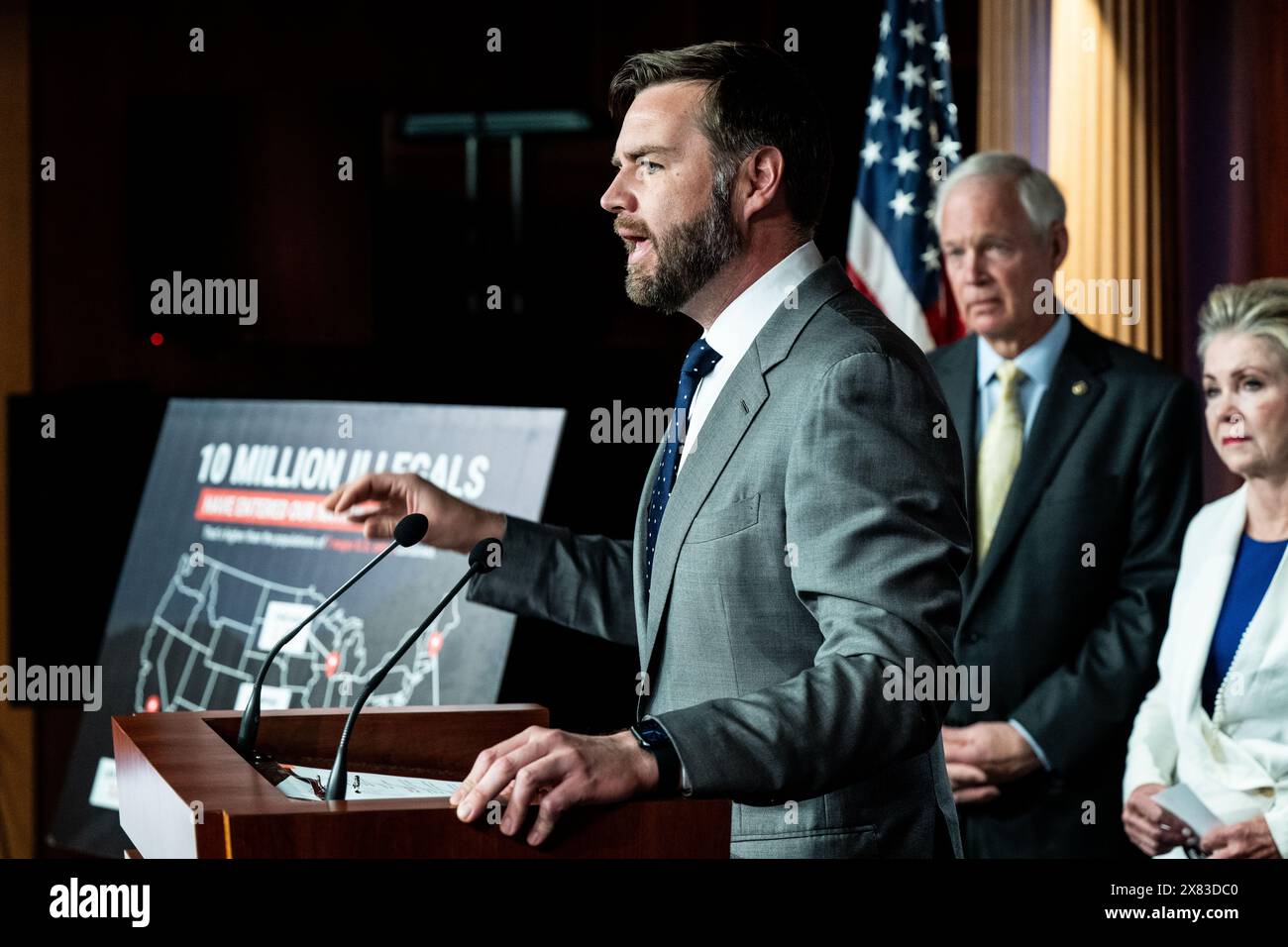 Washington, Stati Uniti. 22 maggio 2024. Il senatore statunitense J.D. Vance (R-OH) parla del confine meridionale in una conferenza stampa al Campidoglio degli Stati Uniti. (Foto di Michael Brochstein/Sipa USA) credito: SIPA USA/Alamy Live News Foto Stock