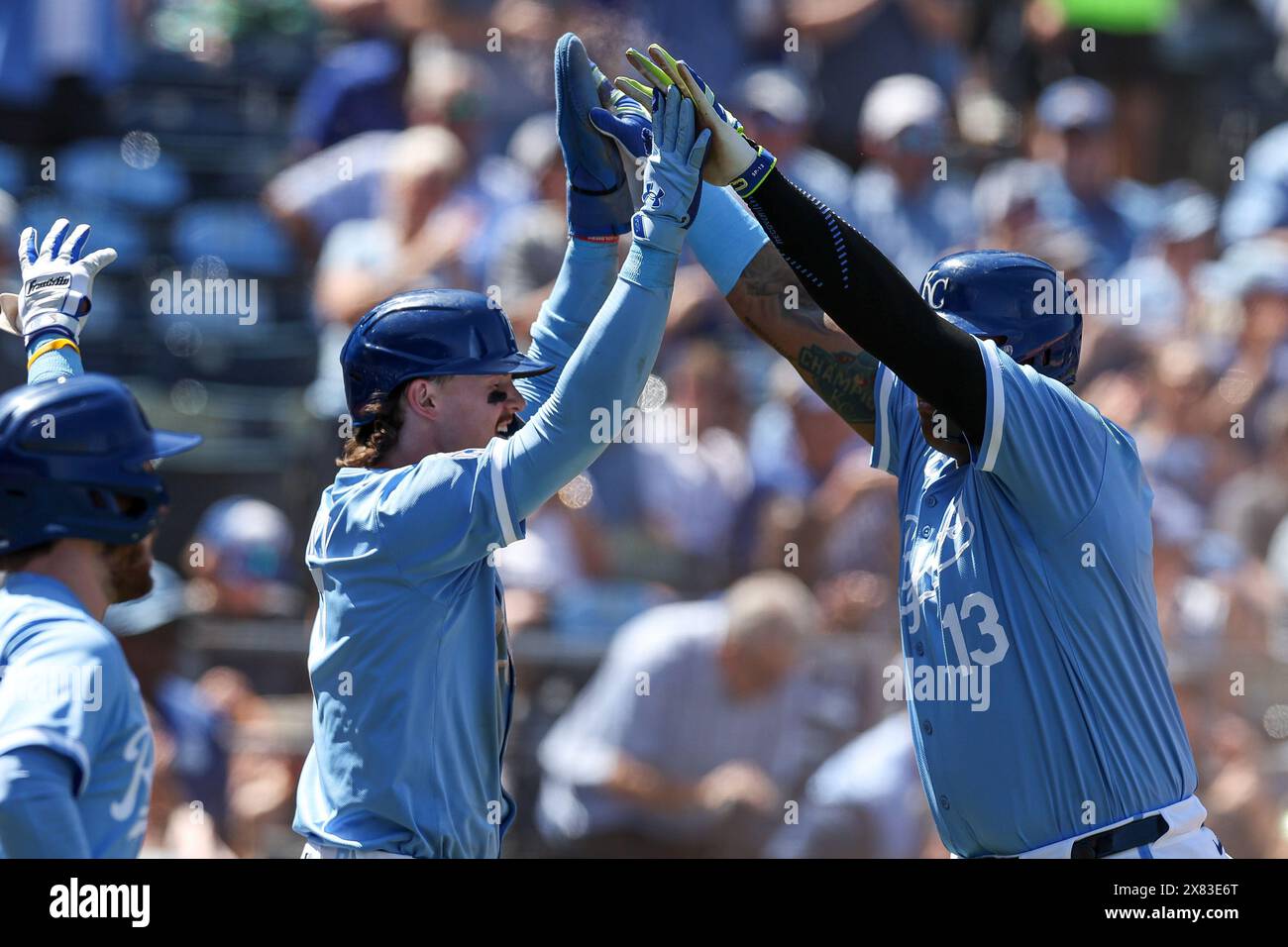 Kansas City, Missouri, Stati Uniti. 22 maggio 2024. 22 maggio 2024: L'interbase dei Kansas City Royals Bobby Witt Jr. (7) e il battitore dei Kansas City Royals Salvador Perez (13) celebrano entrambi i punti segnati contro i Detroit Tigers al Kauffman Stadium di Kansas City, Missouri. Credito David Smith/CSM: Cal Sport Media/Alamy Live News Foto Stock