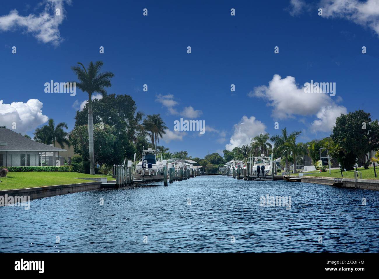 Canali e case a Cape Coral, Florida, Stati Uniti Foto Stock