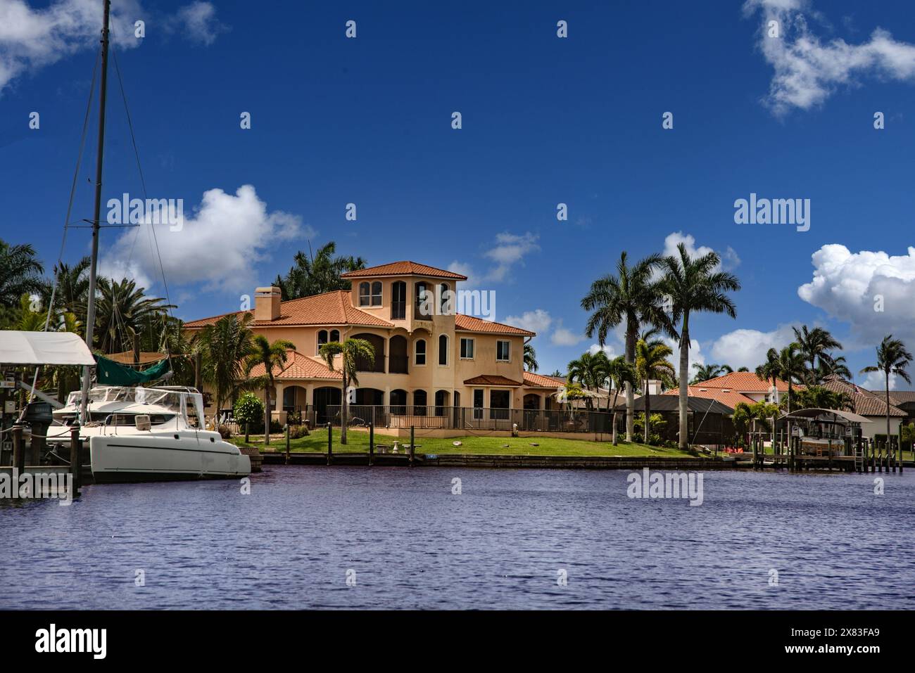 Canali e case a Cape Coral, Florida, Stati Uniti Foto Stock