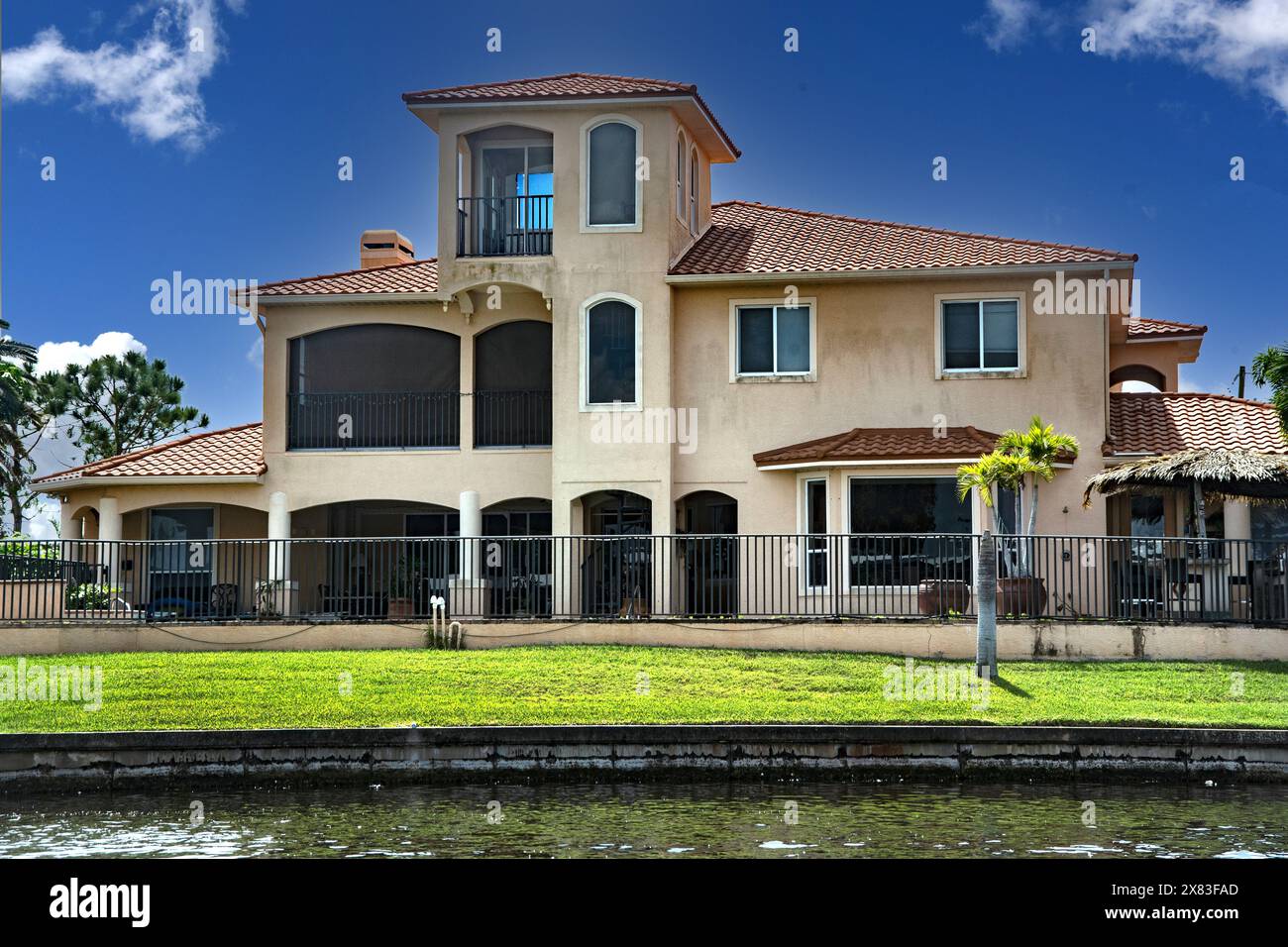 Casa sul canale, bacino di Binimi, Fort Meyers, Florida, Stati Uniti Foto Stock