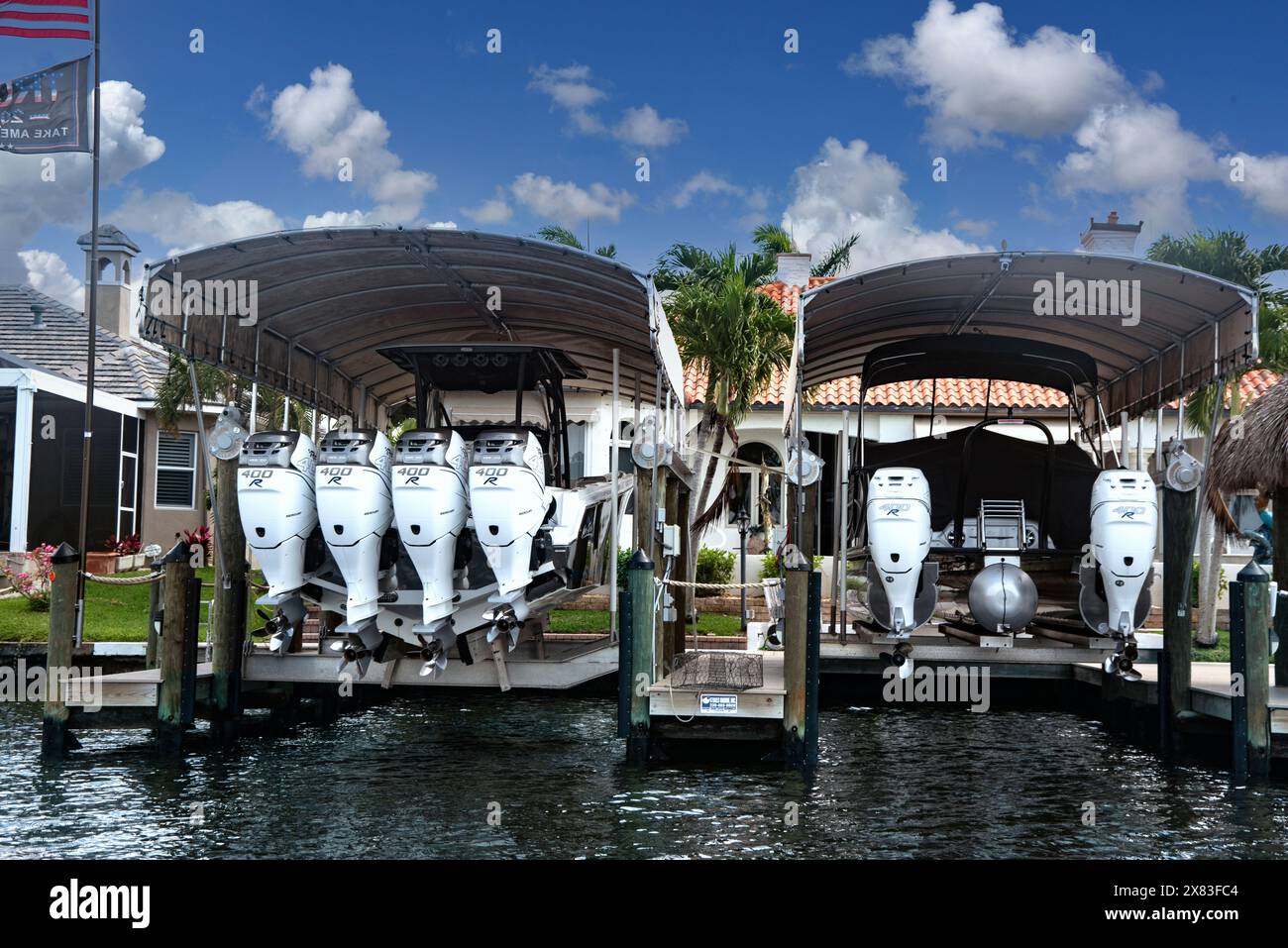 Mercury Verado 400R racing motori fuoribordo, molo privato, Bimini Basin, Cape Coral, Florida, STATI UNITI Foto Stock