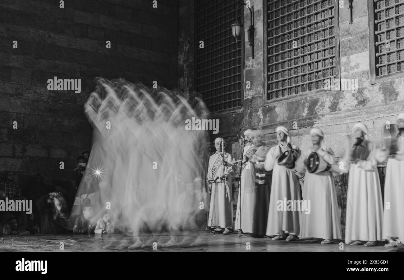 Foto che cattura l'affascinante spettacolo di danza Tannoura della compagnia (adel) al Palazzo al-Ghouri Foto Stock