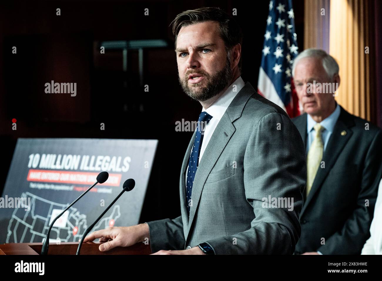 Washington, Stati Uniti. 22 maggio 2024. Il senatore statunitense J.D. Vance (R-OH) parla del confine meridionale in una conferenza stampa al Campidoglio degli Stati Uniti. Credito: SOPA Images Limited/Alamy Live News Foto Stock
