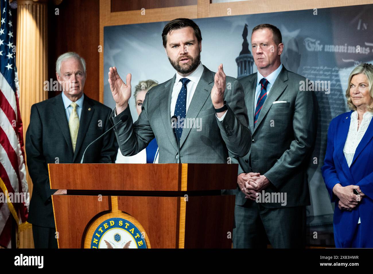 Washington, Stati Uniti. 22 maggio 2024. Il senatore statunitense J.D. Vance (R-OH) parla del confine meridionale in una conferenza stampa al Campidoglio degli Stati Uniti. Credito: SOPA Images Limited/Alamy Live News Foto Stock