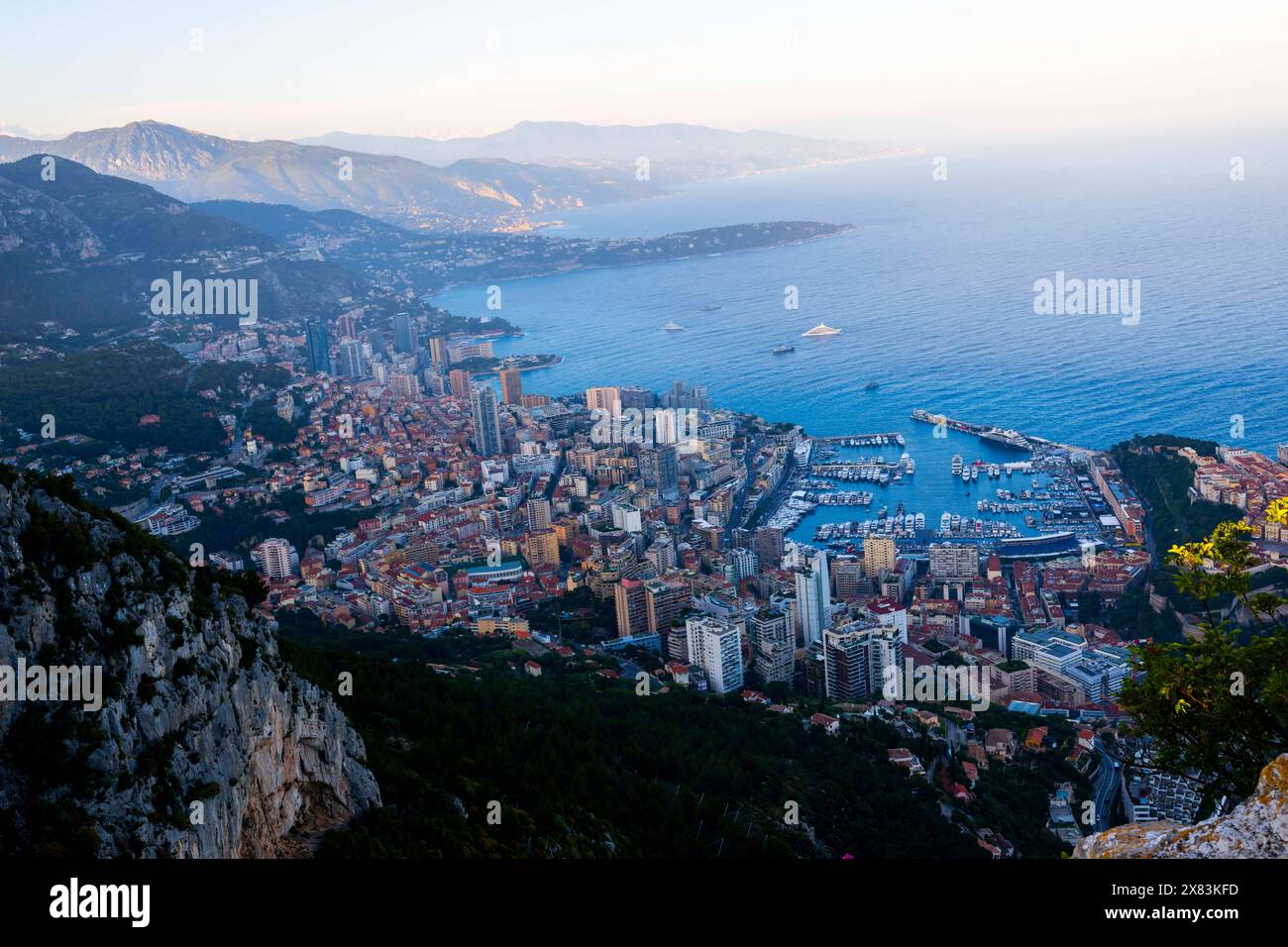 Montecarlo, Monaco. 22 maggio 2024. Il Principato di Monaco ha visto da sopra davanti al Gran Premio di Formula 1 2024 di Monaco. (Credit Image: © Taidgh Barron/ZUMA Press Wire) SOLO PER USO EDITORIALE! Non per USO commerciale! Foto Stock