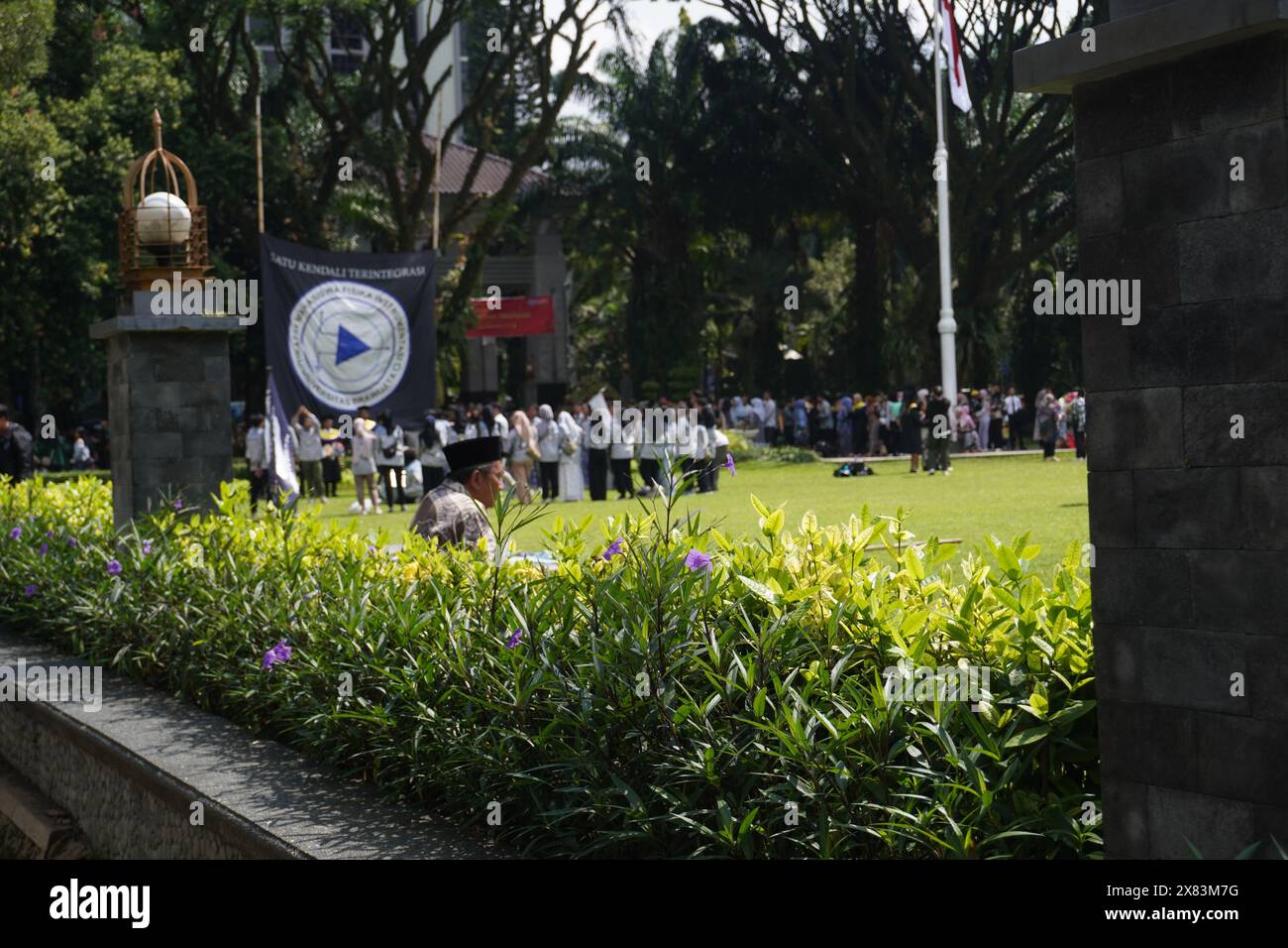 Celebrazione della laurea presso la Brawijaya University Malang per ex allievi laureati in fisica strumentale presso il campo di rettorato nel pomeriggio Foto Stock