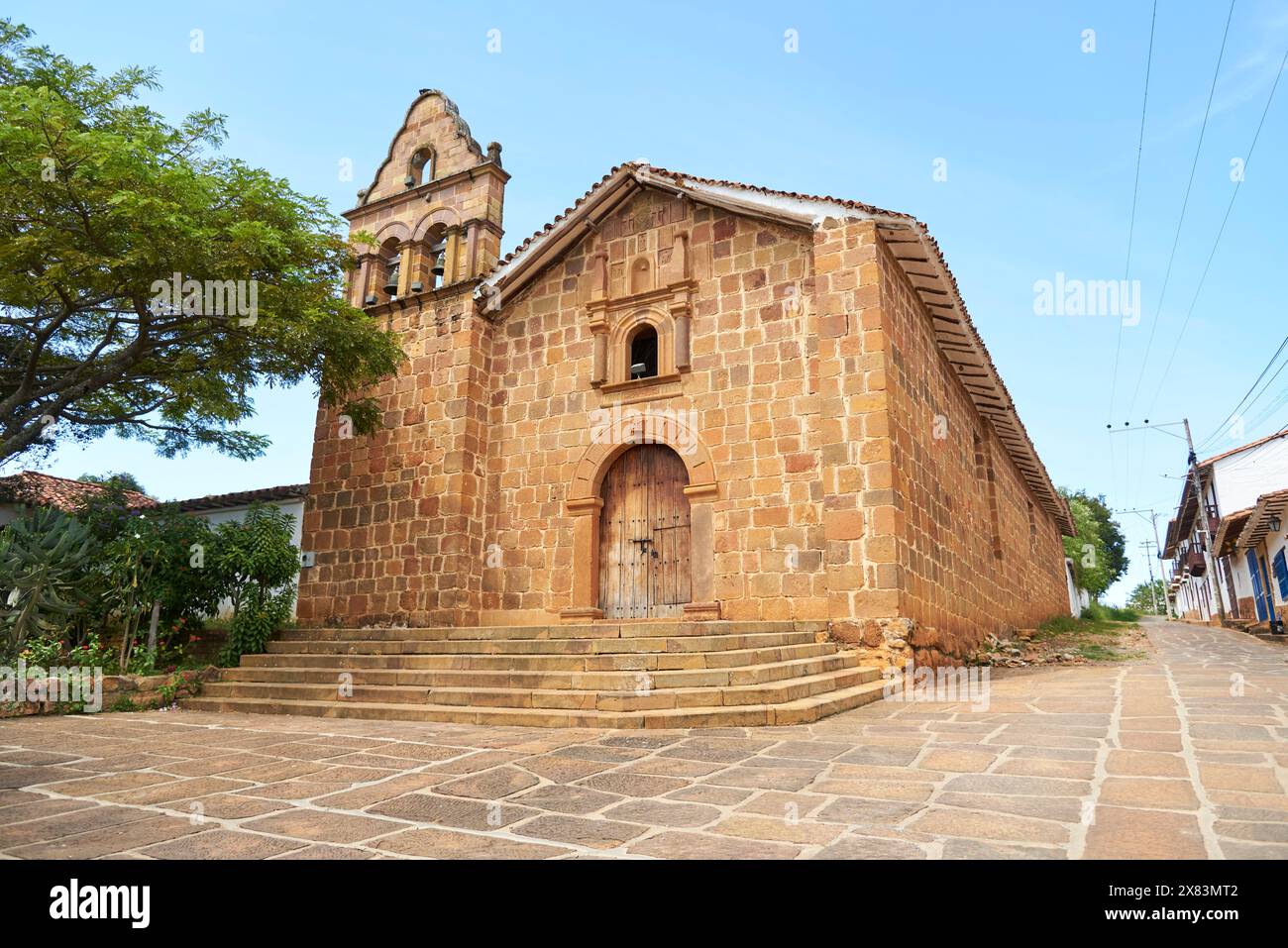 Barichara, Santander, Colombia; 25 novembre 2022: Cappella di Gesù Risorto, umile tempio cattolico di pietra. Foto Stock
