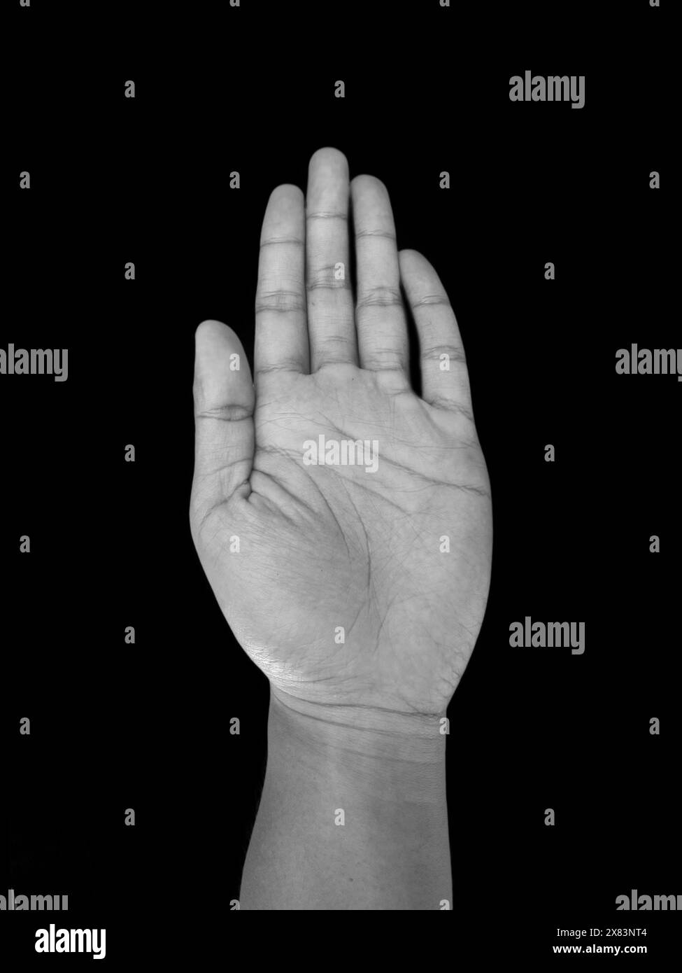 Stop, rifiuto o nessun movimento della mano, segnale della mano, isolato su sfondo nero Foto Stock