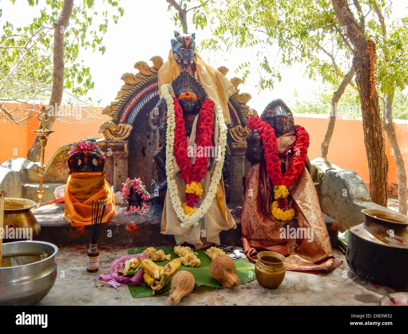 Guardiani del lignaggio (templi di Kuladeivam a Tamil Nadu, India) Foto Stock