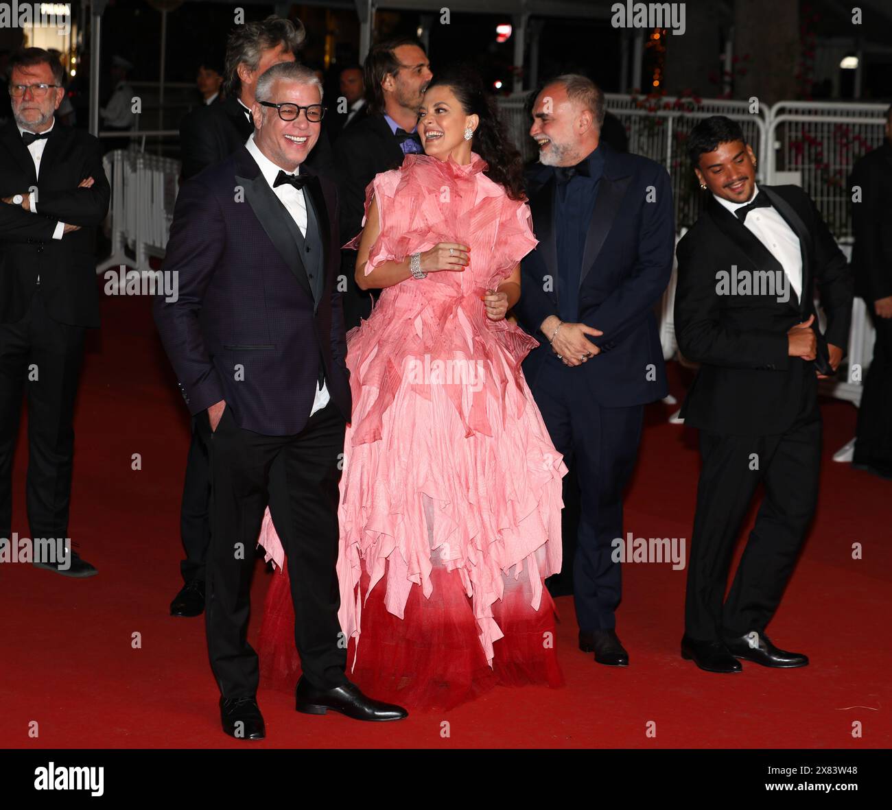 22 maggio 2024, Cannes, Costa azzurra, Francia: WISLAN ESMERALDO, NATALY ROCHA, il regista KARIM AINOUZ e IAGO XAVIER camminano sul tappeto rosso prima della proiezione di 'Motel destino' al 77° Festival annuale di Cannes al Palais des Festivals di Cannes, Francia (Credit Image: © Mickael Chavet/ZUMA Press Wire) SOLO PER USO EDITORIALE! Non per USO commerciale! Foto Stock