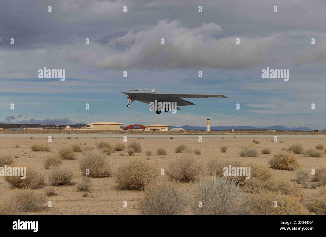Un B-21 Raider conduce test di volo, che includono test a terra, rullaggio e operazioni di volo, presso la Edwards Air Force base, California, dove continua a fare progressi per diventare la spina dorsale della flotta di bombardieri dell'aeronautica statunitense. Il B-21 avrà la portata, l'accesso e il carico utile per penetrare negli ambienti di minaccia più diffusi e tenere a rischio qualsiasi bersaglio in tutto il mondo. Il programma B-21 è in linea per consegnare aeromobili a metà degli anni '2020 alla Ellsworth Air Force base, South Dakota, che sarà la prima base operativa principale B-21 e la posizione per l'addestramento formale dei B-21 Foto Stock