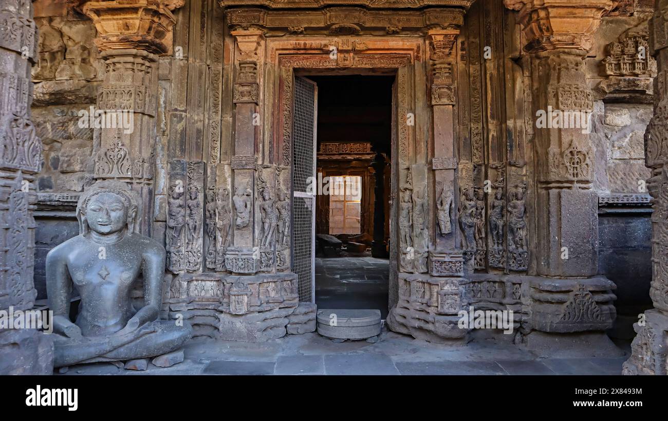 Ingresso principale di Mandapa con telaio intagliato di Chaubara Dera i, un, Khargone, Madhya Pradesh, India. Foto Stock