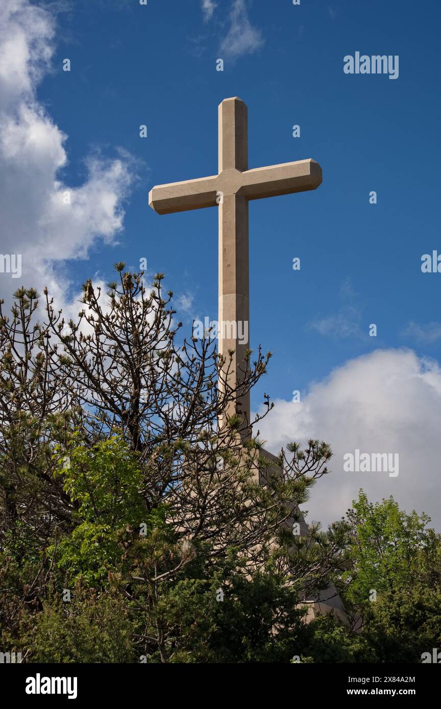 Grande croce in pietra sulla cima della montagna Foto Stock