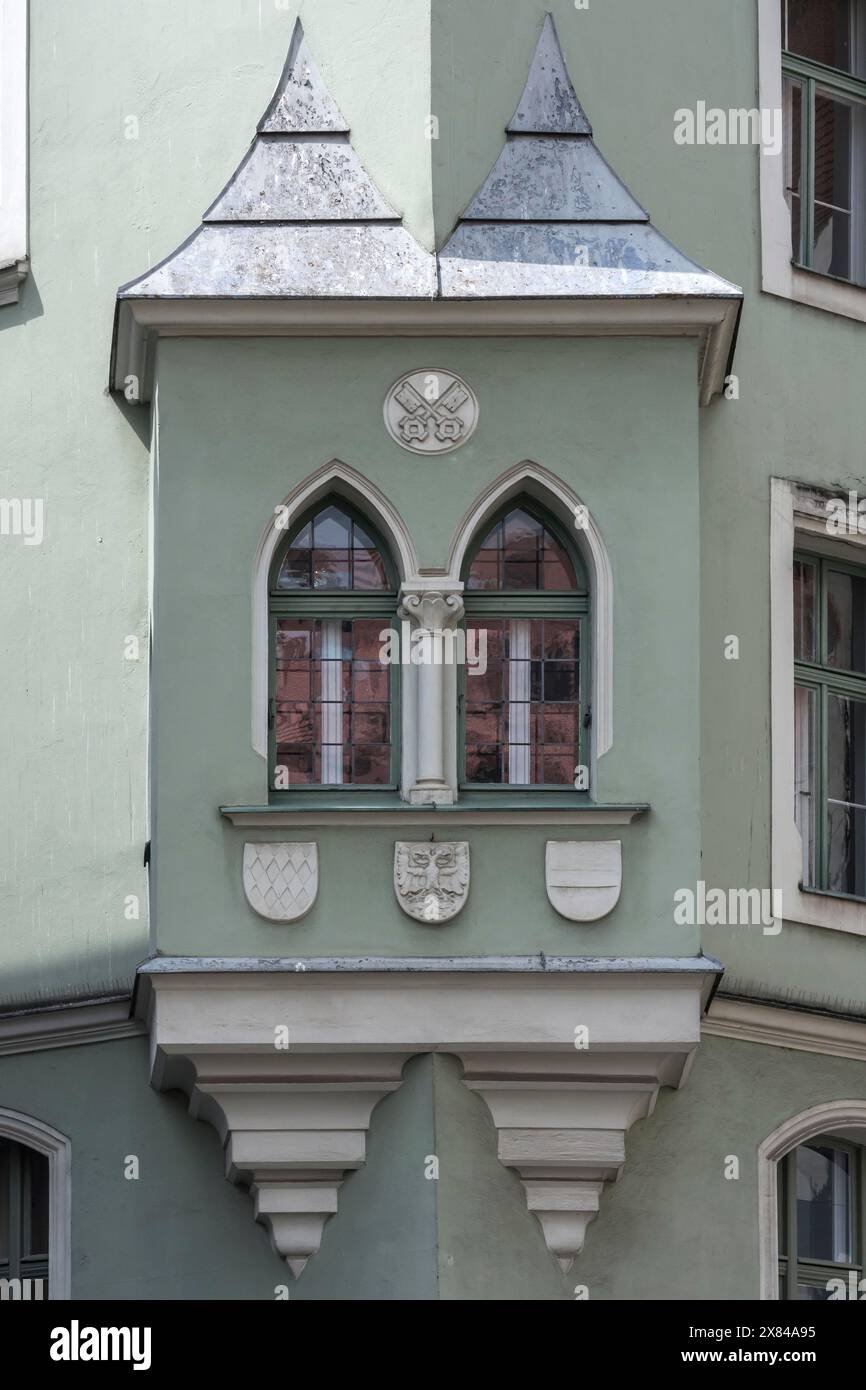 Storica finestra a golfo su una casa d'angolo, Ratisbona, alto Palatinato, Baviera, Germania Foto Stock