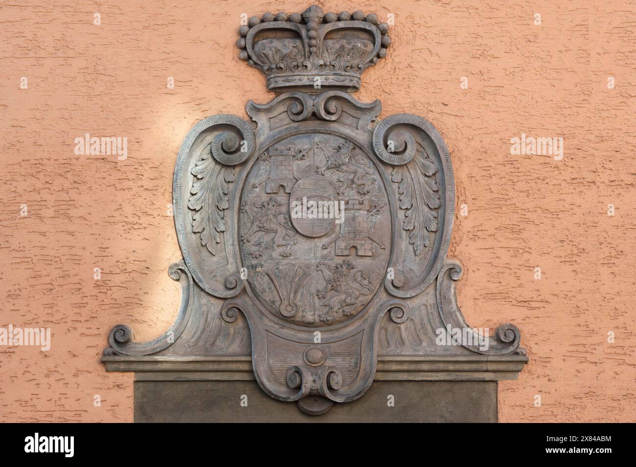 Stemma della famiglia Thurn and Taxis su un muro di casa, Ratisbona, alto Palatinato, Baviera, Germania Foto Stock