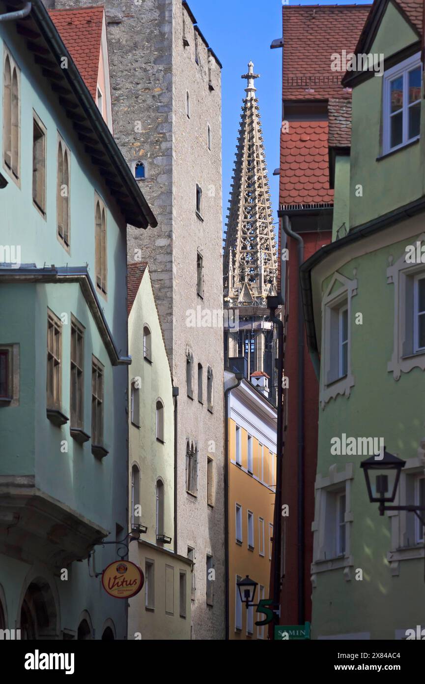 Ammira attraverso un vecchio vicolo la torre della cattedrale di San Pietro, Ratisbona, alto Palatinato, Baviera, Germania Foto Stock