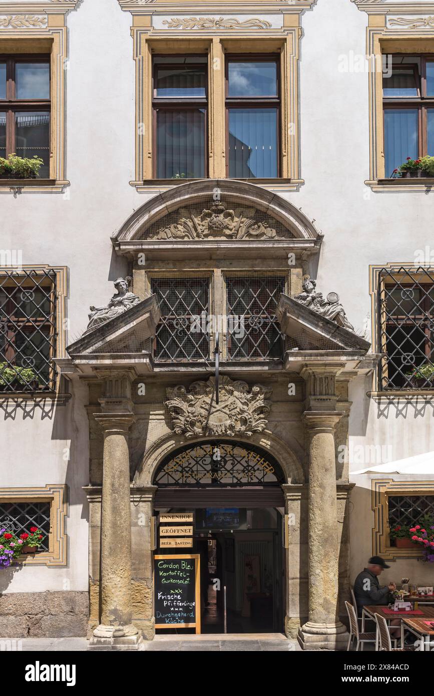 Portale d'ingresso con lo stemma della storica Regensburg Ratskeller, Regensburg, alto Palatinato, Baviera, Germania Foto Stock