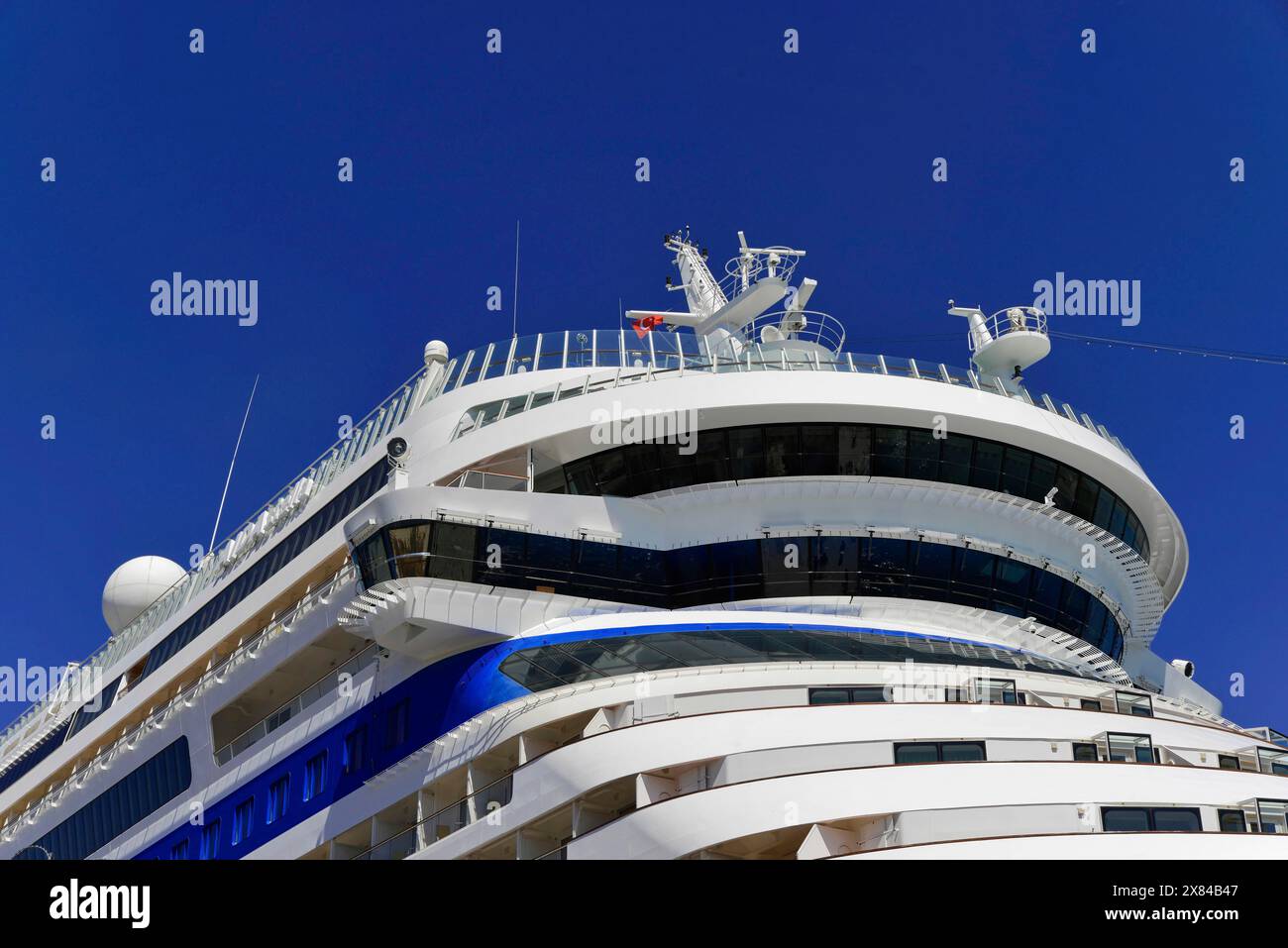 Primo piano del ponte superiore di una moderna nave da crociera AIDAstella, sotto un cielo blu brillante, Istanbul, provincia di Istanbul, Turchia Foto Stock