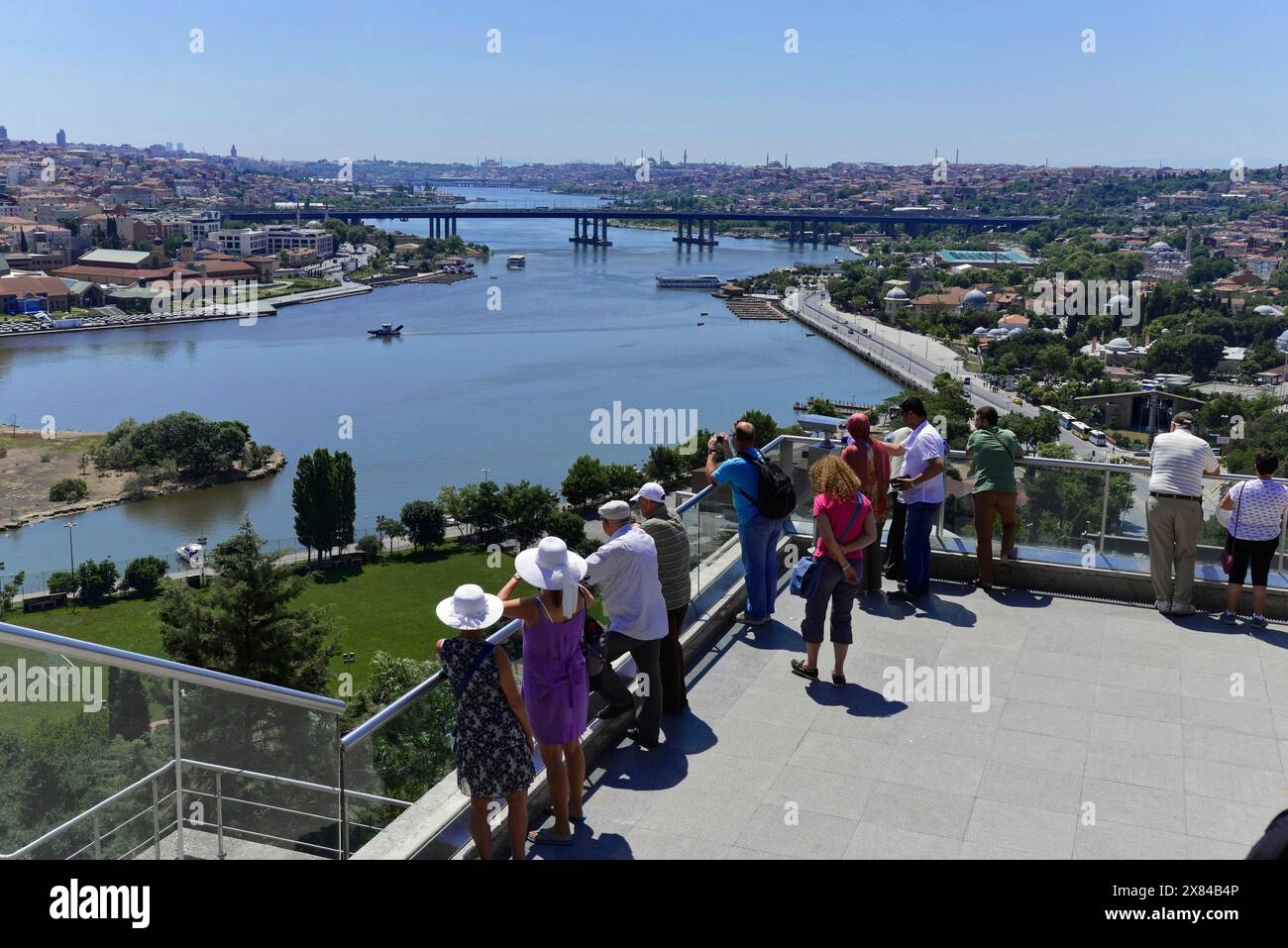 Istanbul, Provincia di Istanbul, Turchia, Asia, gente che gode della vista dalla piattaforma sulla città e sul fiume Foto Stock