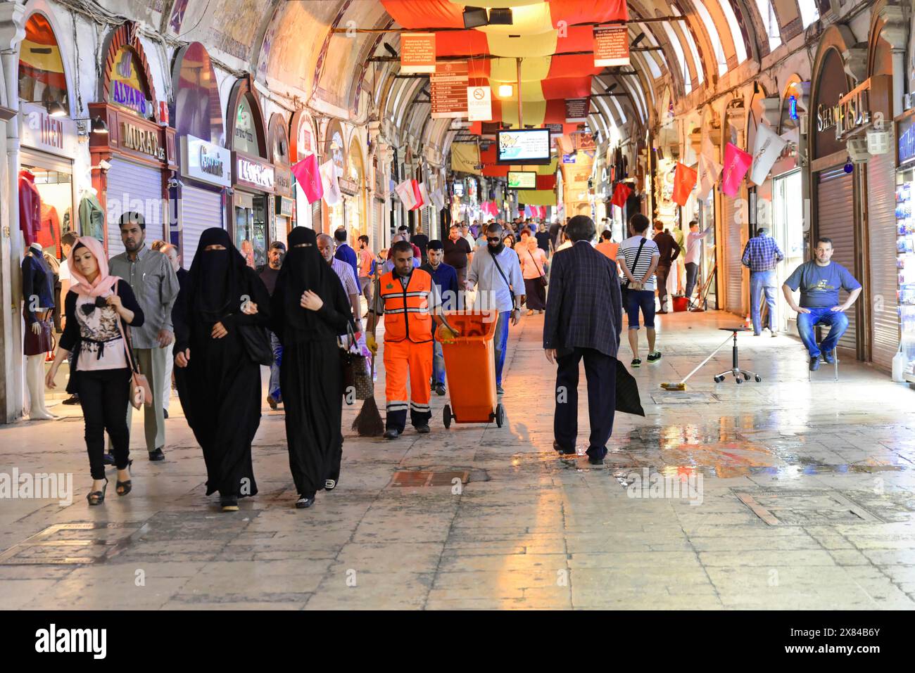 Grand Bazaar, Istanbul, Turchia, Asia, trambusto e gente in abiti tradizionali in un bazar coperto, provincia di Istanbul Foto Stock