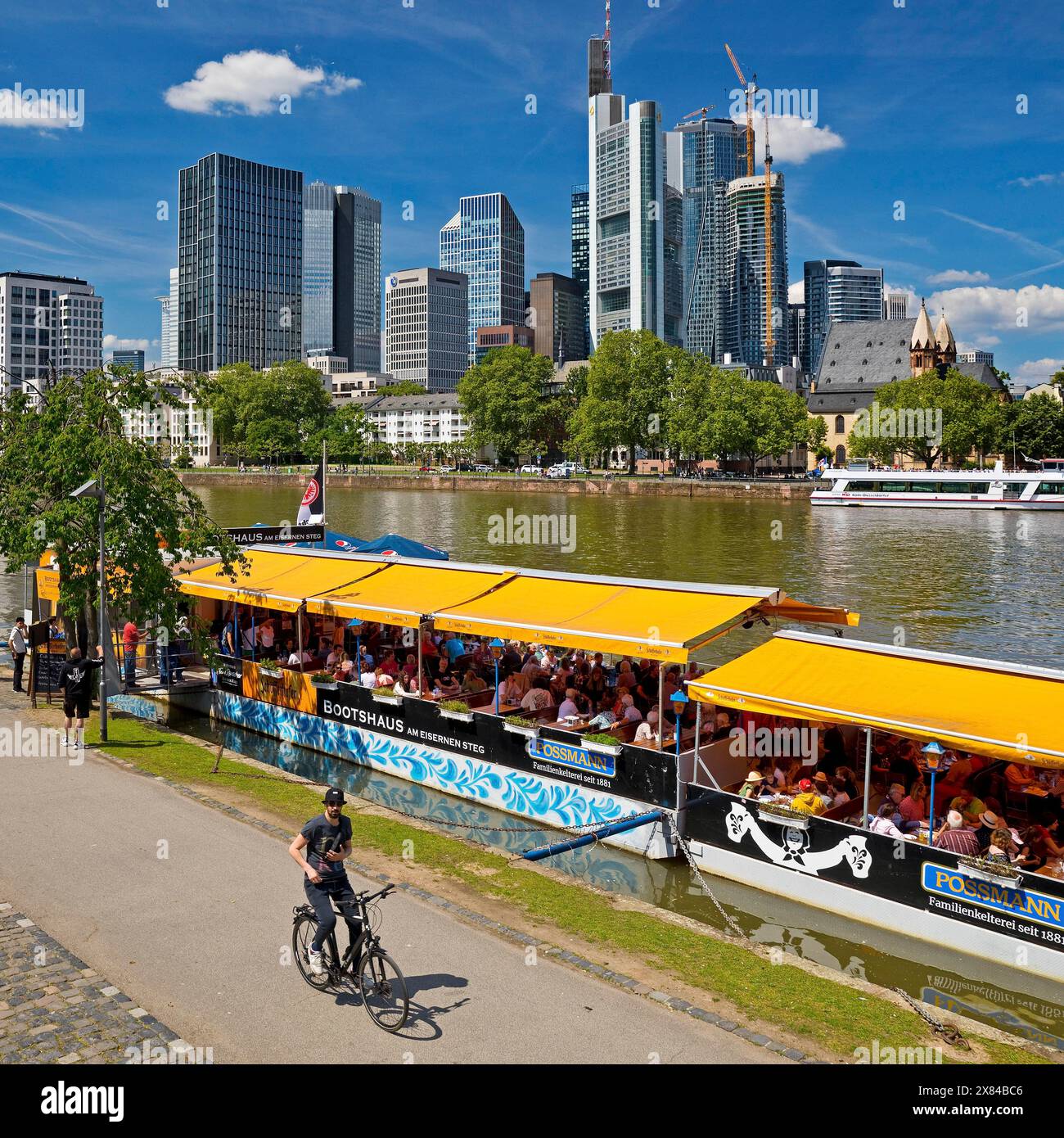 Vista sulla città con piscina Mrs Rauscher sul meno e quartiere bancario, Mainpromenade, Francoforte sul meno, Assia, Germania Foto Stock