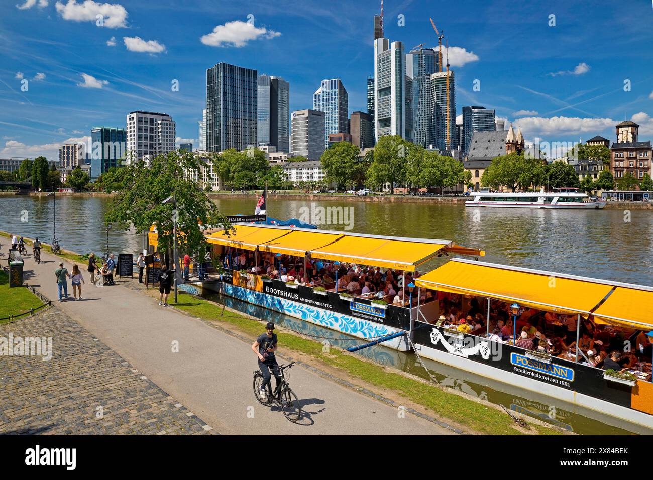 Vista sulla città con piscina Mrs Rauscher sul meno e quartiere bancario, Mainpromenade, Francoforte sul meno, Assia, Germania Foto Stock