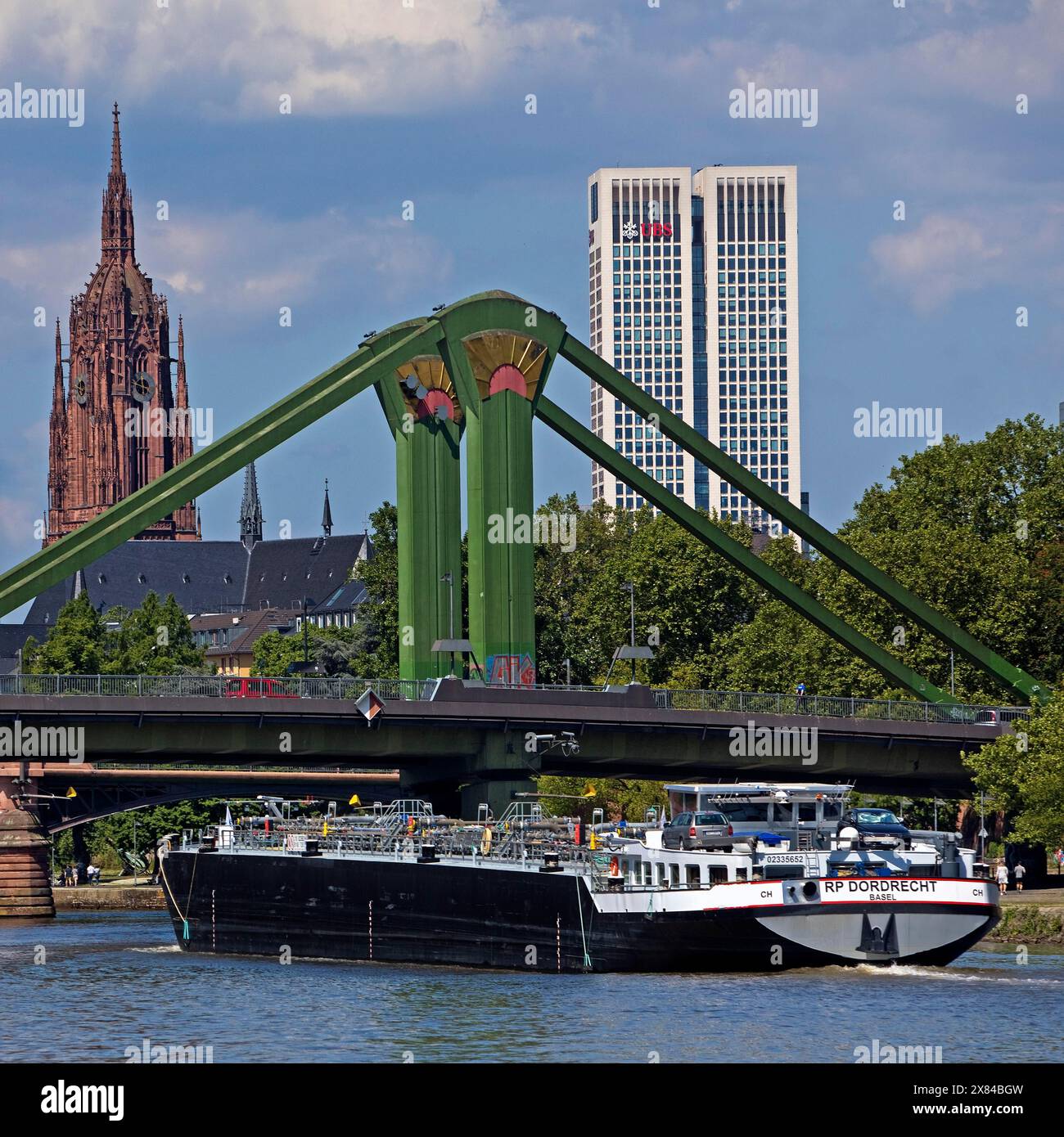 Il fiume meno con una chiatta di fronte al ponte a travi e la cattedrale imperiale di San Bartolomeo, Francoforte sul meno, Assia, Germania Foto Stock