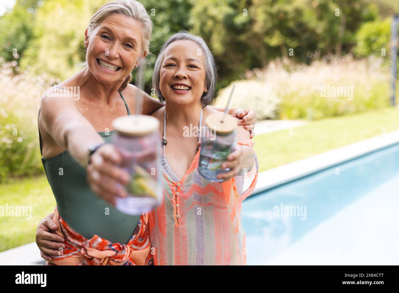Diverse amiche anziane, sorseggiando un drink all'aperto Foto Stock