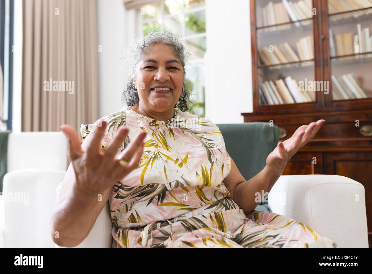 A casa, donna birazziale anziana che chatta in una videochiamata Foto Stock