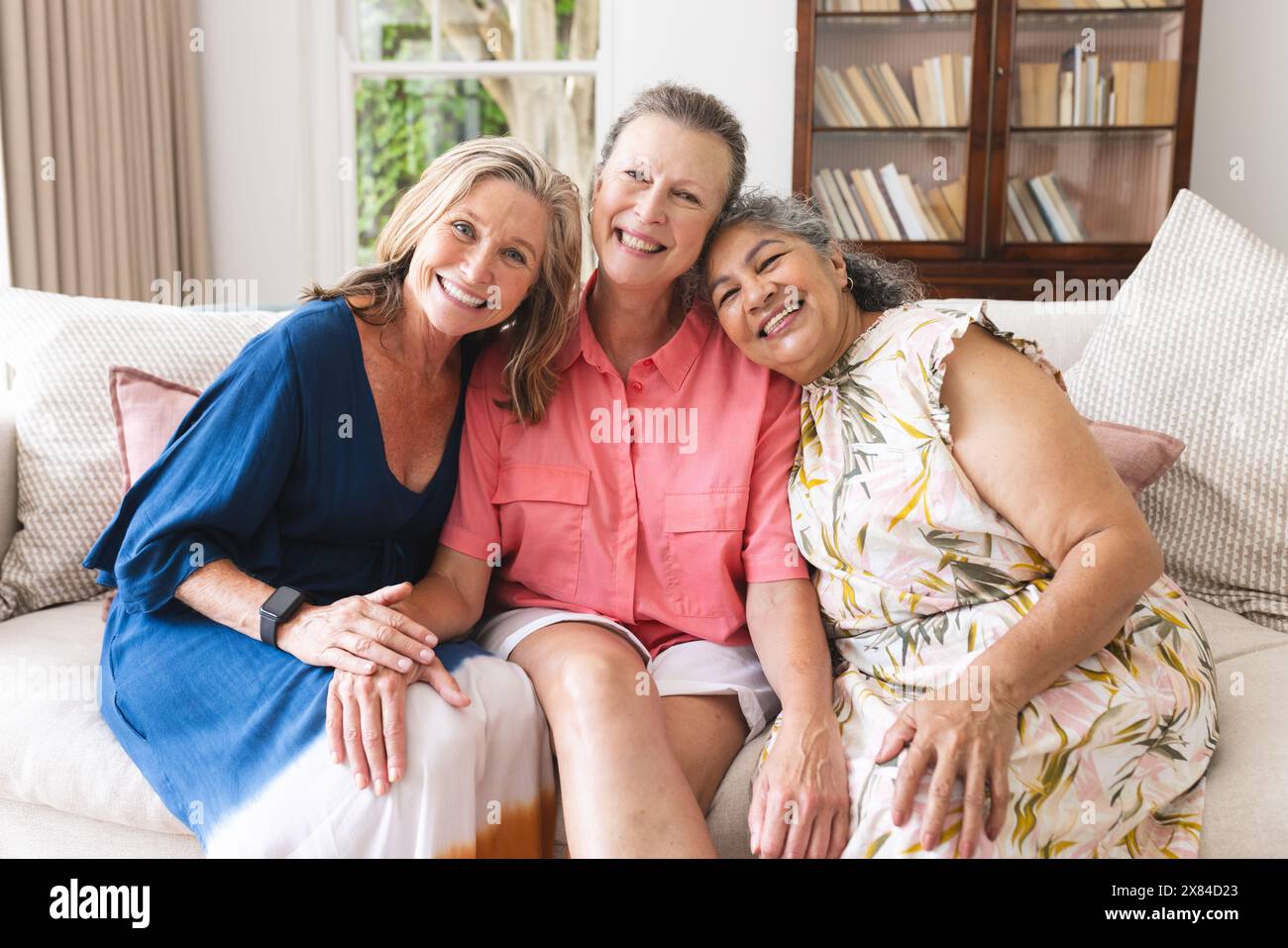 Diverse amiche di sesso femminile che condividono momenti caldi a casa Foto Stock Diverse amiche di sesso femminile che condividono momenti caldi a casa Foto Stock