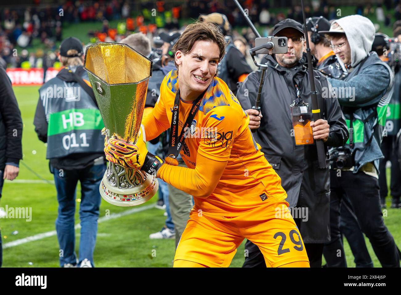 Il portiere dell'Atalanta Marco Carnesecchi (29) festeggia con il trofeo dopo la finale di UEFA Europa League tra l'Atalanta BC e il Bayer Leverkusen il 22 maggio 2024 allo stadio Aviva di Dublino, Irlanda Foto Stock