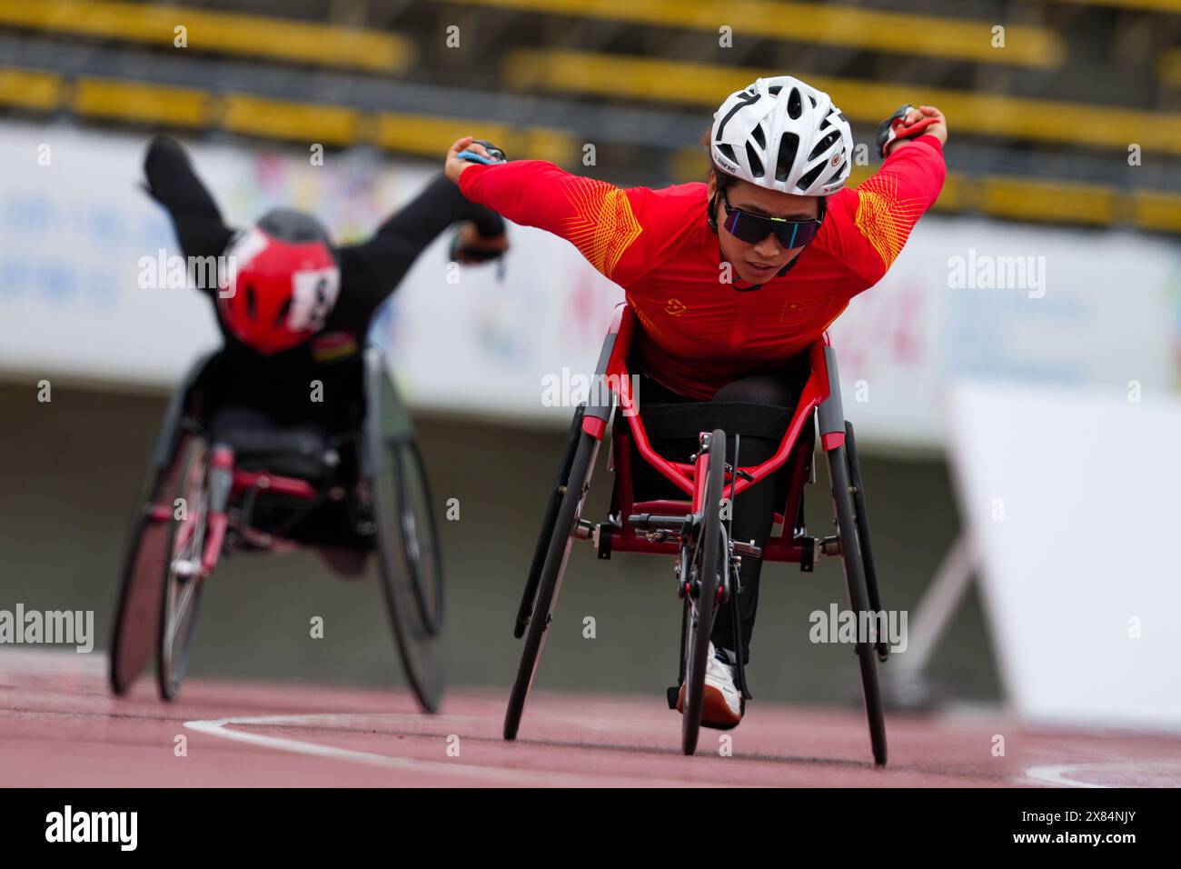 Kobe, Giappone. 23 maggio 2024. Zhou Zhaoqian (R) della Cina gareggia durante la prima giornata femminile 400m T54 ai Campionati del mondo di atletica leggera Para che si sono svolti a Kobe, in Giappone, il 23 maggio 2024. Crediti: Zhang Xiaoyu/Xinhua/Alamy Live News Foto Stock