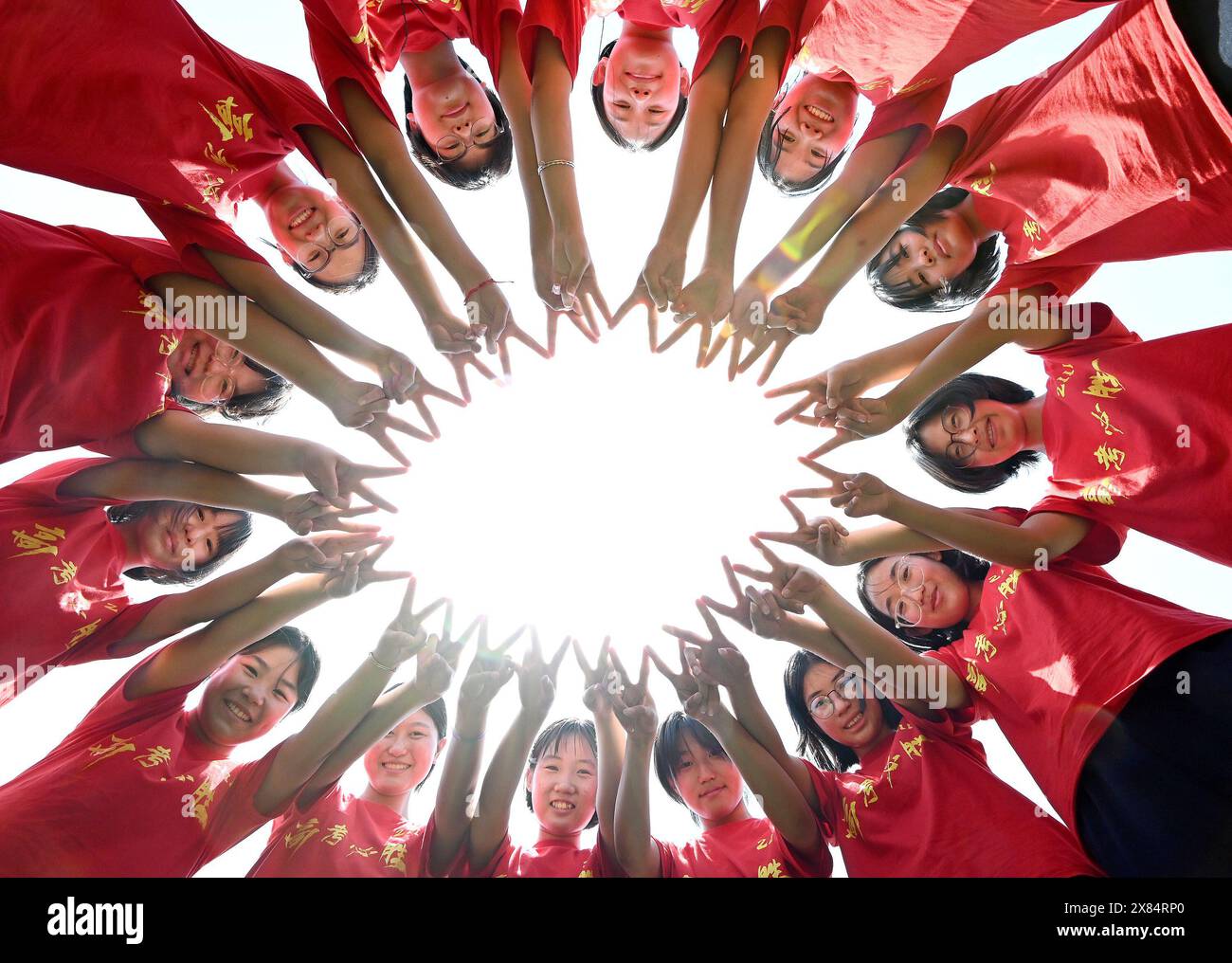 HANDAN, CINA - 23 MAGGIO 2024 - tre studenti senior danno segni di vittoria per tifare su se stessi a Handan, provincia di Hebei, Cina, 23 maggio 2024. Foto Stock