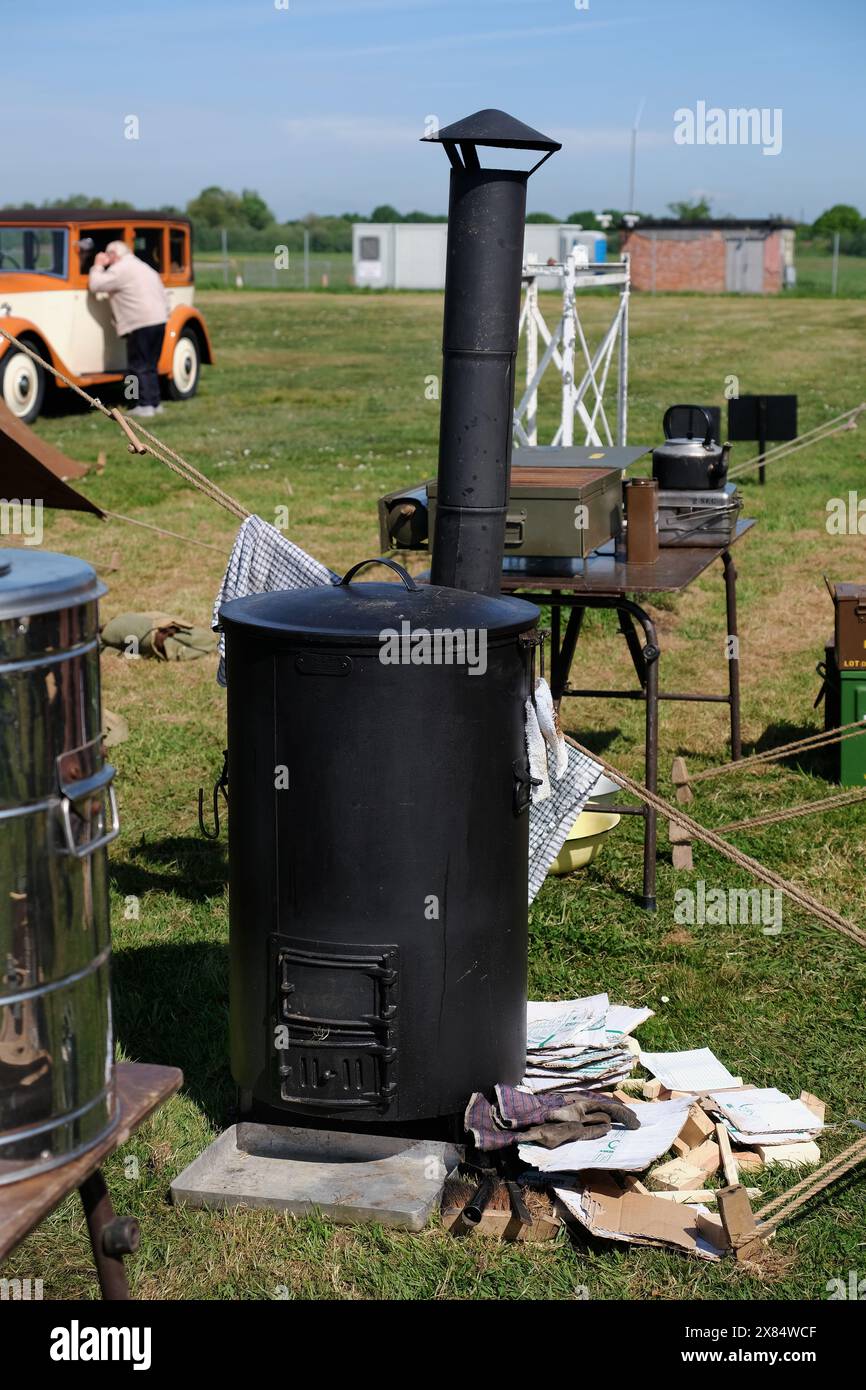 Fornello da campo militare in esposizione e in uso. Foto Stock
