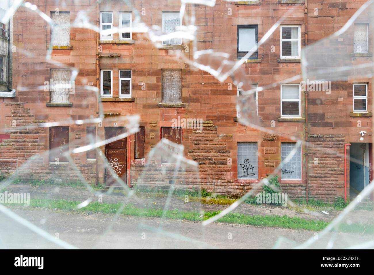 Vista degli appartamenti abbandonati abbandonati al Clune Park a Port Glasgow, Inverclyde, Scozia, Regno Unito Foto Stock