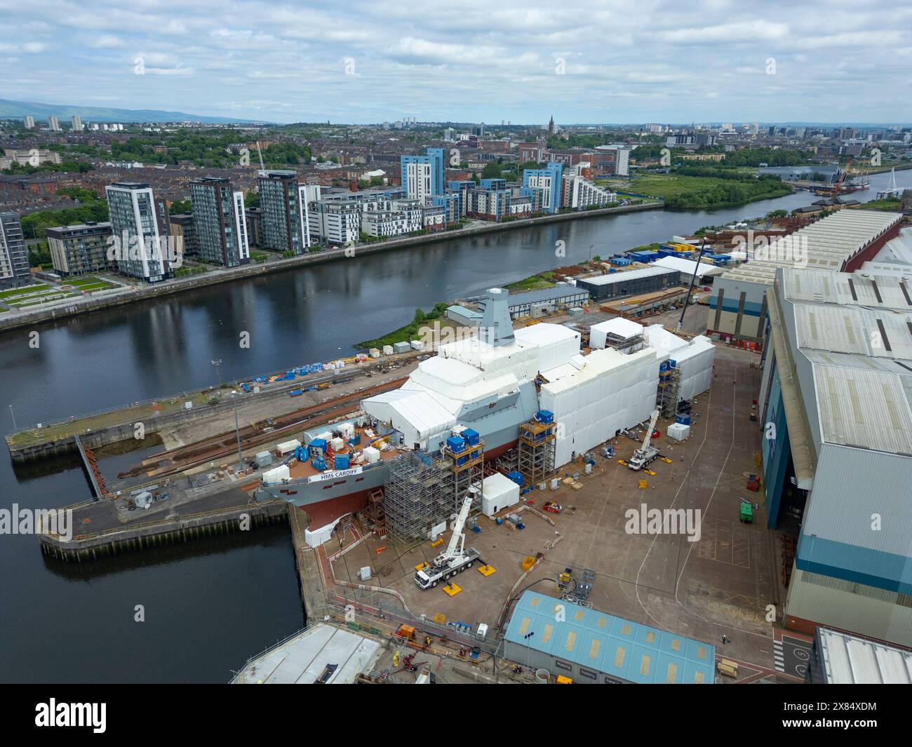 Vista aerea dal drone della HMS Cardiff Type 26 Frigate in costruzione presso il cantiere BAE Systems sul fiume Clyde, Govan, Glasgow, Scozia, Regno Unito Foto Stock