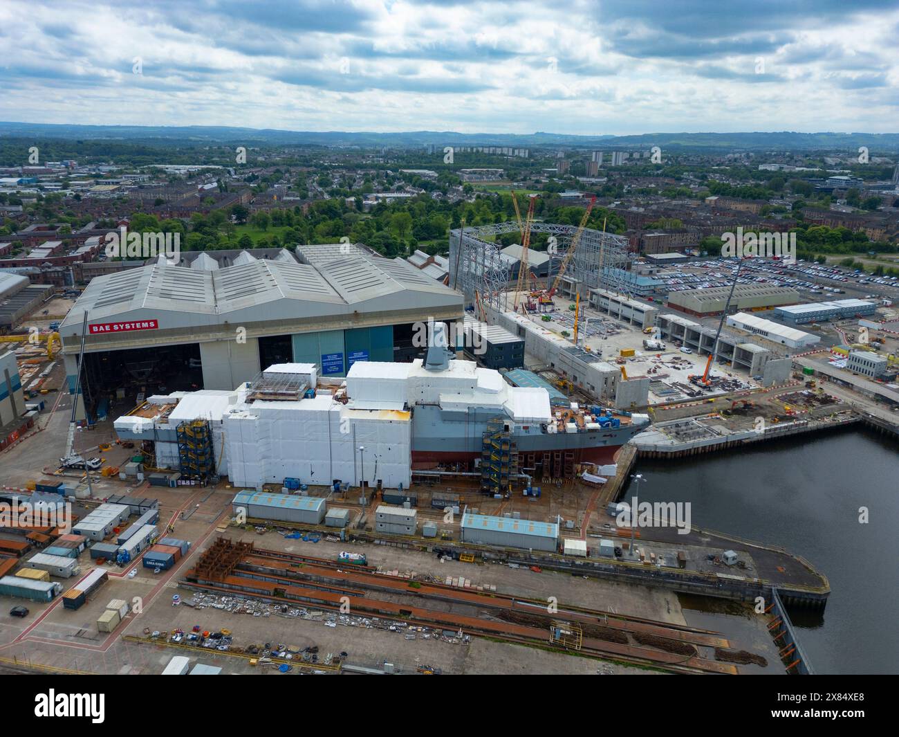 Vista aerea dal drone della HMS Cardiff Type 26 Frigate in costruzione presso il cantiere BAE Systems sul fiume Clyde, Govan, Glasgow, Scozia, Regno Unito Foto Stock