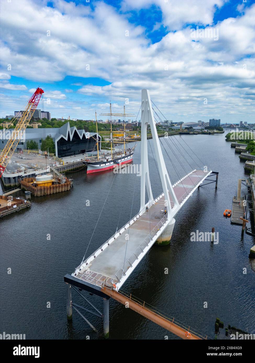 Vista aerea dal drone del nuovo ponte Govan-Partick in costruzione sul fiume Clyde presso il Riverside Museum. Il nuovo ponte oscillante si collegherà Foto Stock