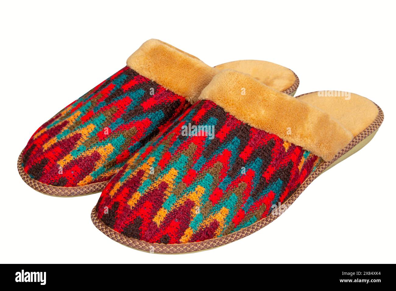 un paio di calde ciabatte invernali su sfondo bianco Foto Stock