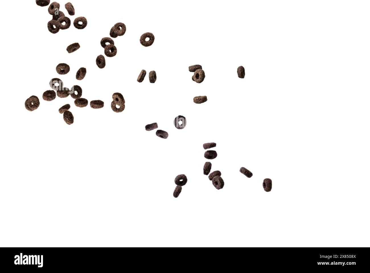 I cerali di cioccolato fuoriescono in una ciotola. Colazione. Isolato su sfondo bianco. Foto Stock