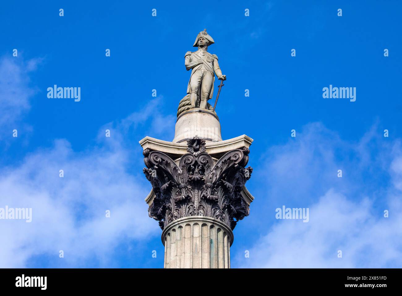 Londra, Regno Unito - 19 febbraio 2024: La scultura del viceammiraglio Horatio Nelson sulla cima della colonna di Nelsons, situata a Trafalgar Square a Londra, Regno Unito. Foto Stock