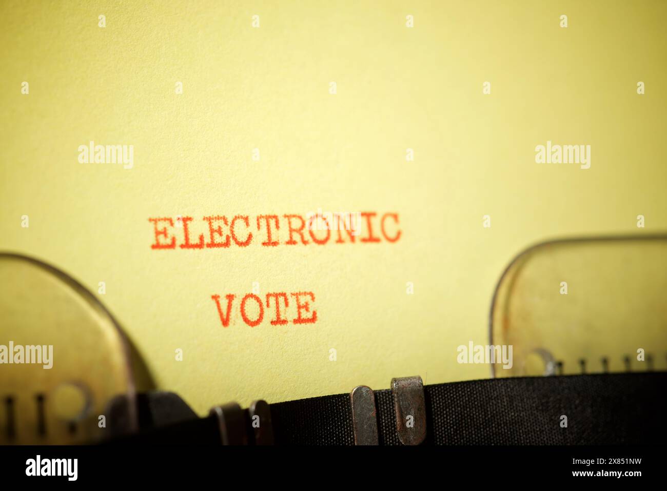 Testo di voto elettronico scritto con una macchina da scrivere. Foto Stock