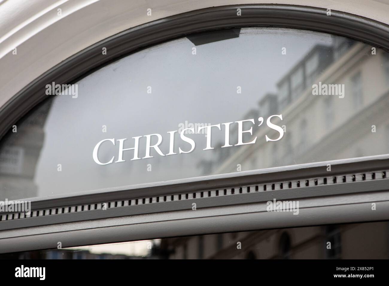 Londra, Regno Unito - 19 febbraio 2024: Il logo Christies sull'esterno della sua sede nel centro di Londra, Regno Unito. Foto Stock