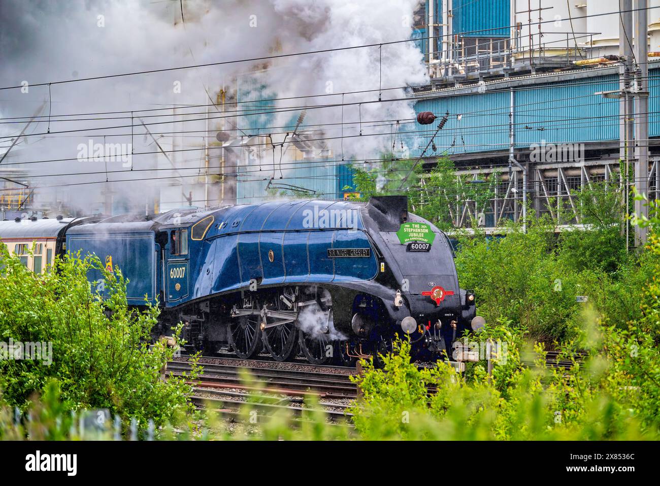 Una giornata di pioggia alla stazione di Warrington Bank Quay mentre la localita' A4 del Pacifico Sir Nigel Gresley va fuori a prendere il treno Saphos Stephenson Jubilee. Foto Stock