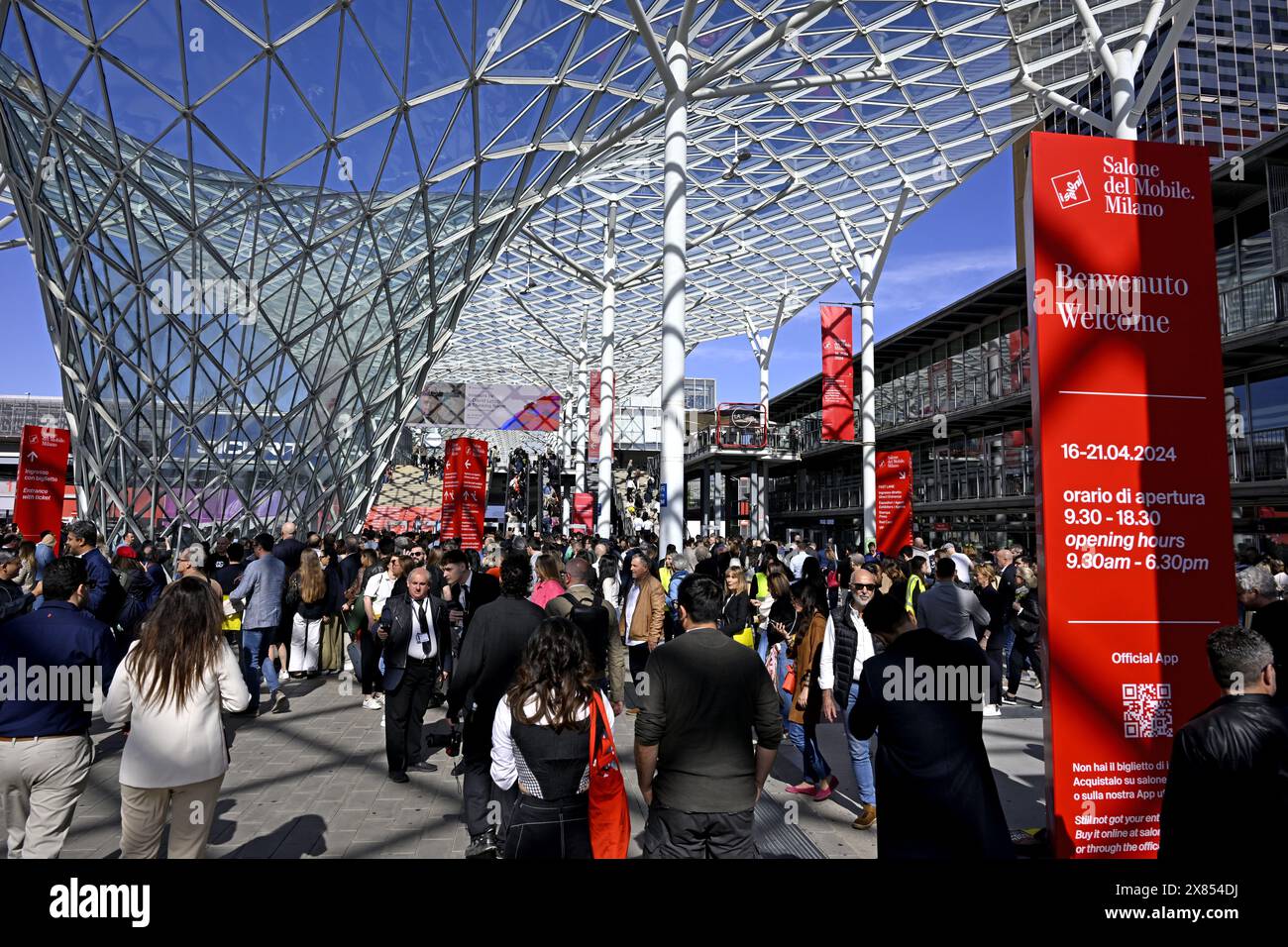 I visitatori accedono alle porte del Salone del Mobile, fiera internazionale del design, a Fiera Milano Foto Stock