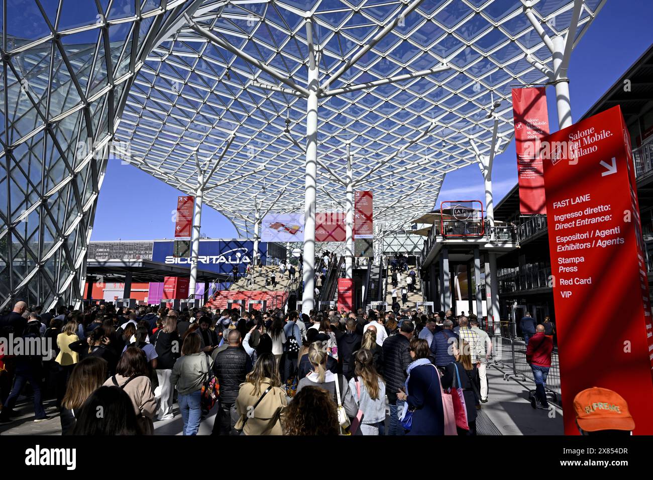 I visitatori accedono alle porte del Salone del Mobile, fiera internazionale del design, a Fiera Milano Foto Stock