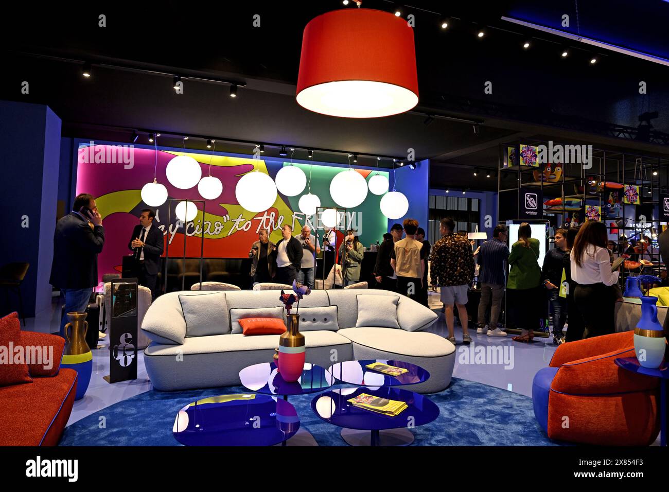 I visitatori accedono alle porte del Salone del Mobile, fiera internazionale del design, a Fiera Milano Foto Stock