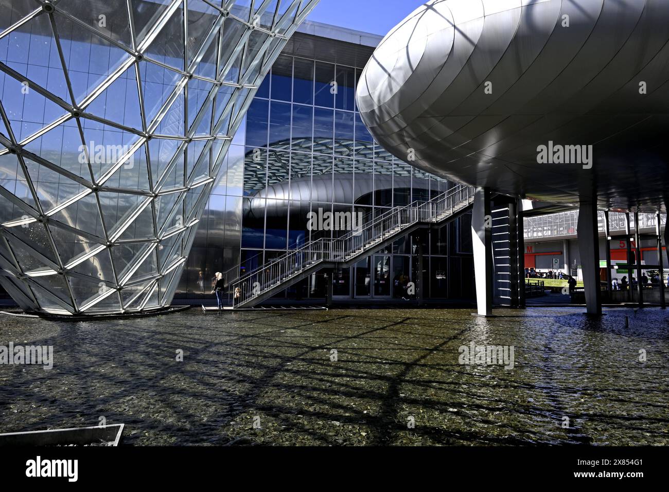 I visitatori accedono alle porte del Salone del Mobile, fiera internazionale del design, a Fiera Milano Foto Stock