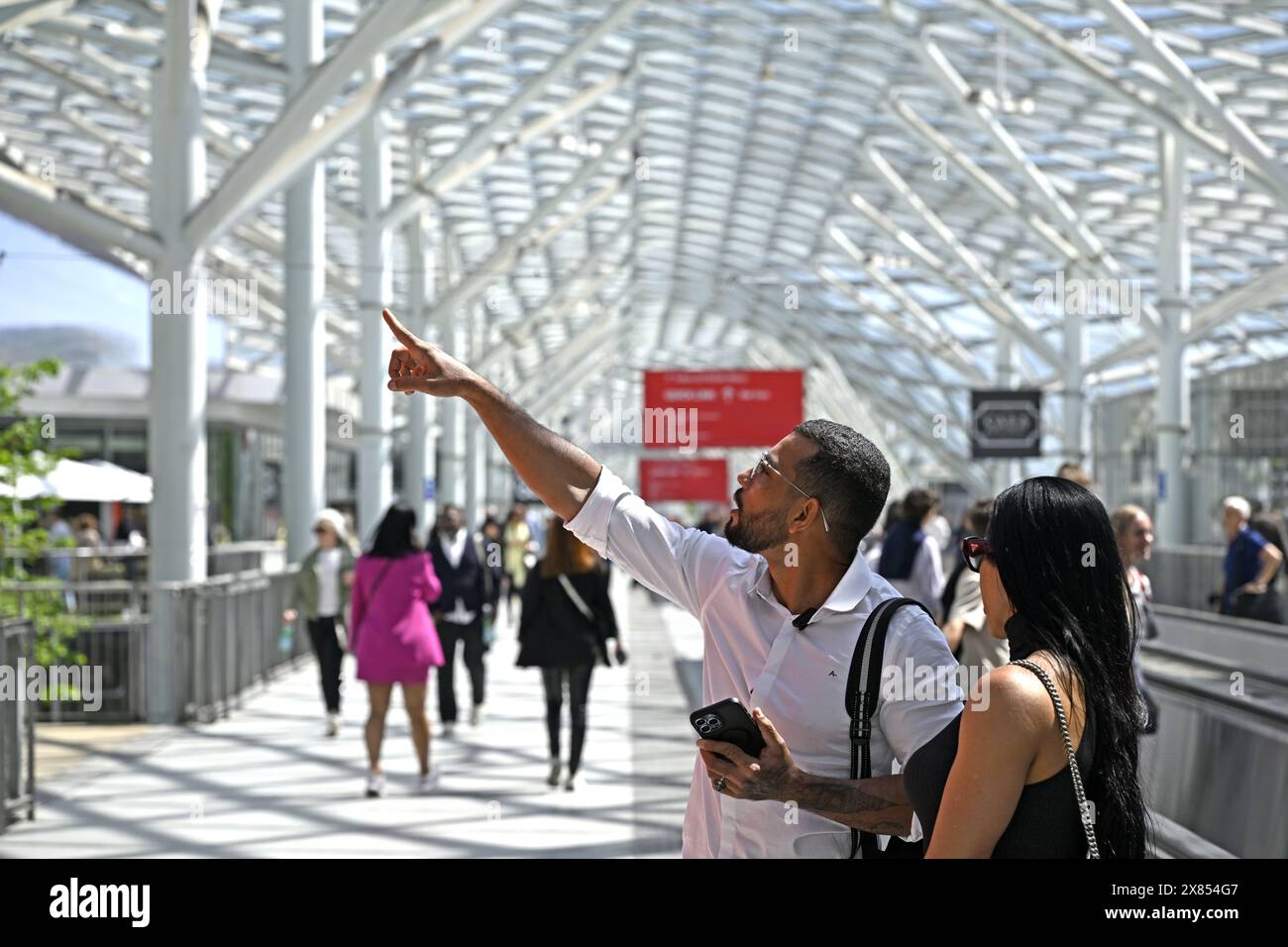 I visitatori accedono alle porte del Salone del Mobile, fiera internazionale del design, a Fiera Milano Foto Stock